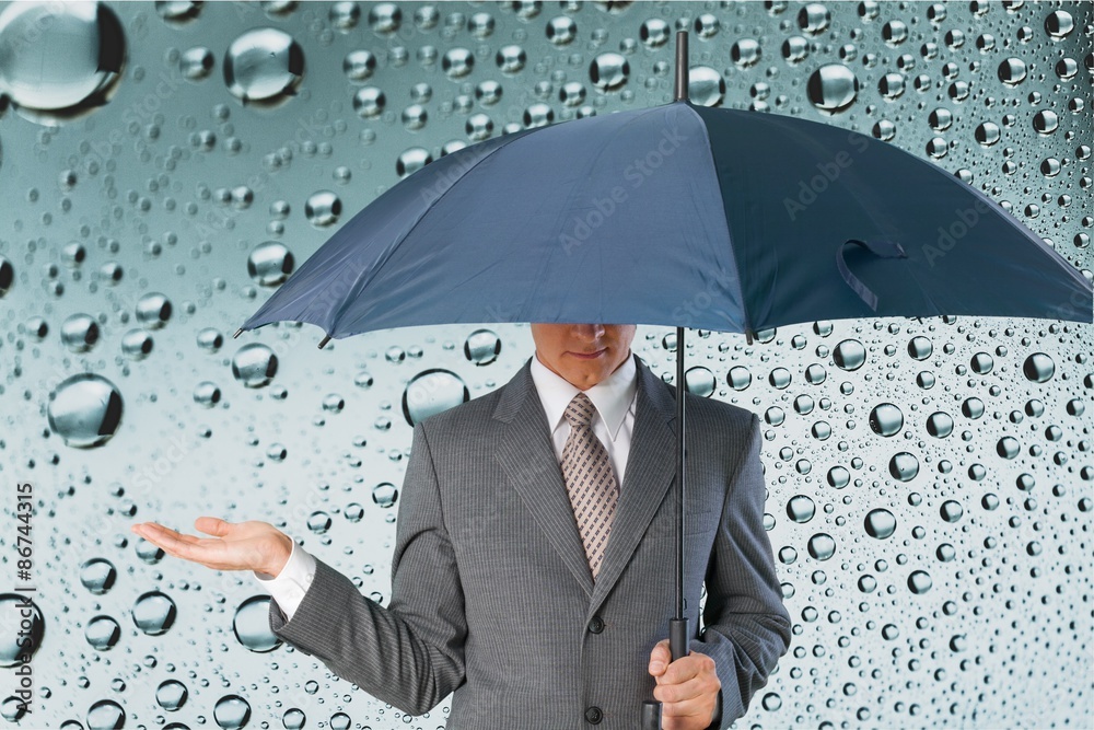 雨伞，雨，男人。