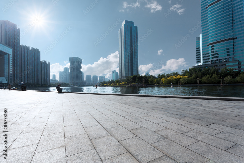 河岸边城市的现代建筑和空旷道路