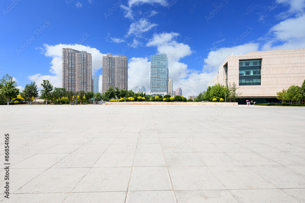 空着路面的现代城市