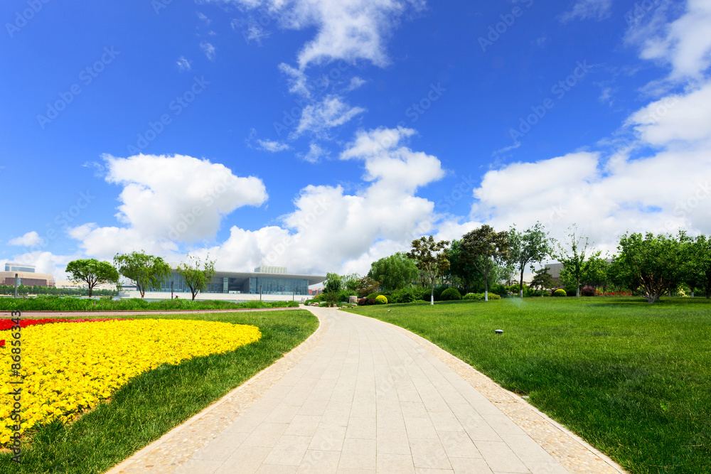 现代公园中的长步道