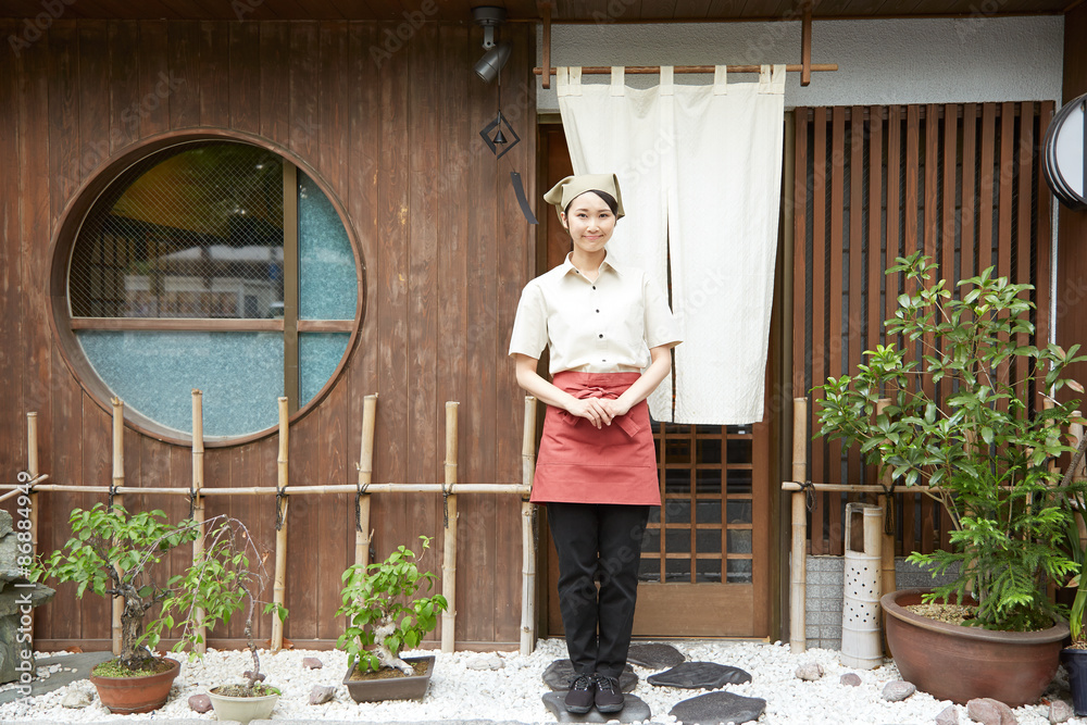 店先に立つ店員