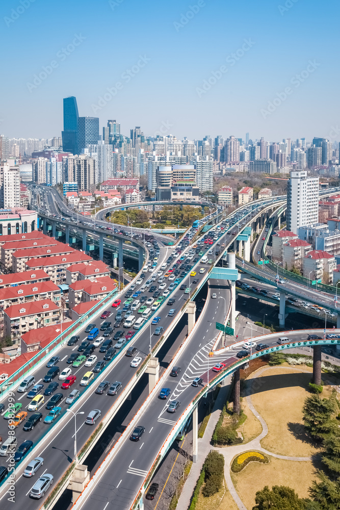 繁忙的城市道路