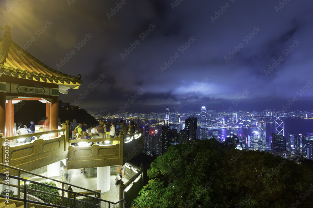 游客与香港夜间的现代天际线