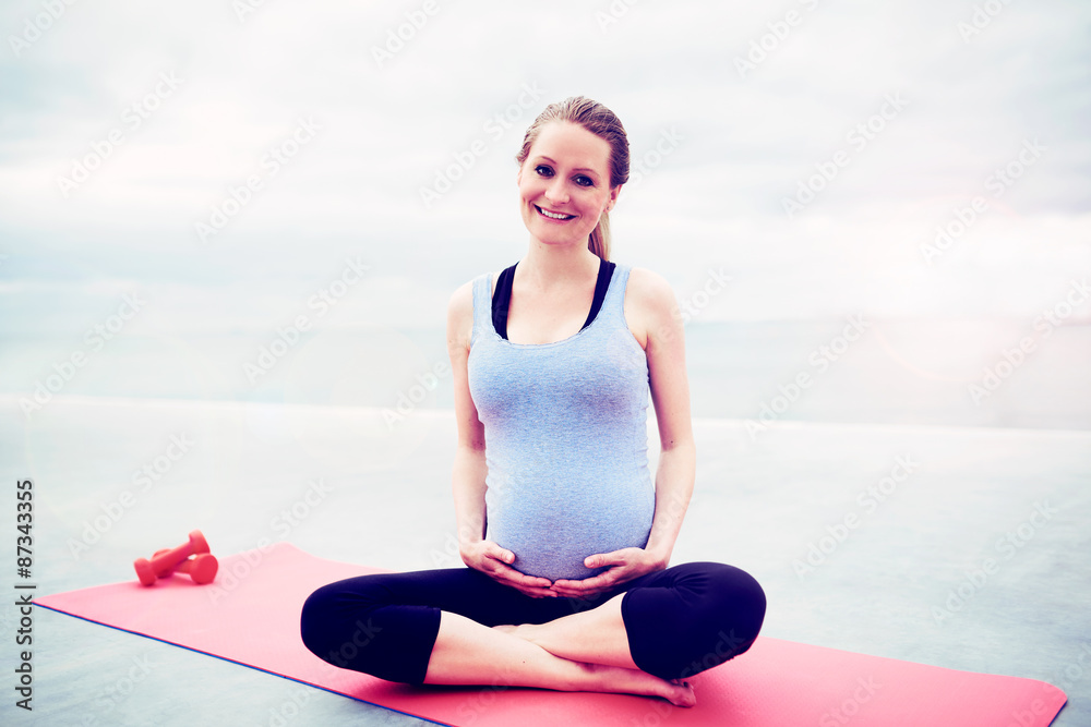 快乐的女人在怀孕期间保持健康