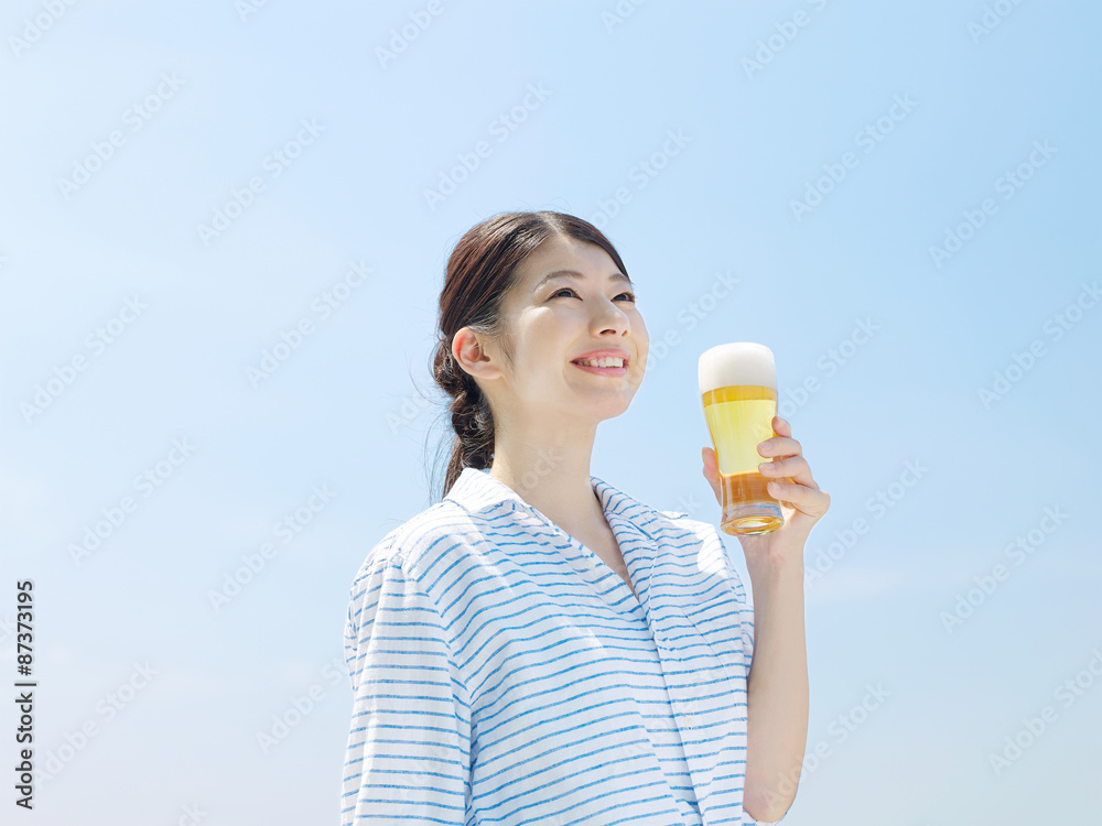 外でビールを飲む女性