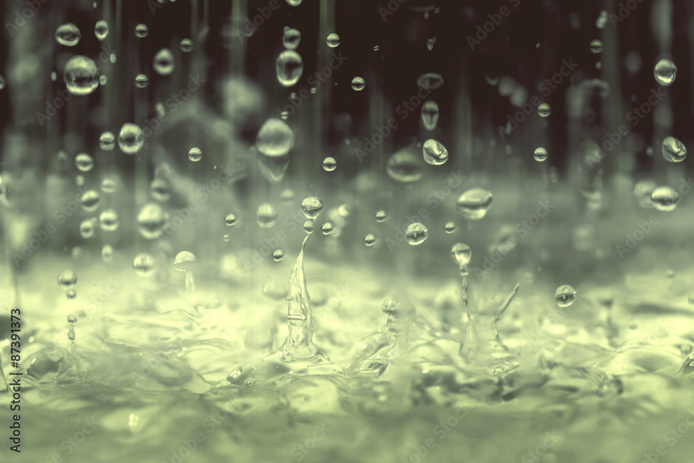 雨季雨水滴落地面的特写复古色调