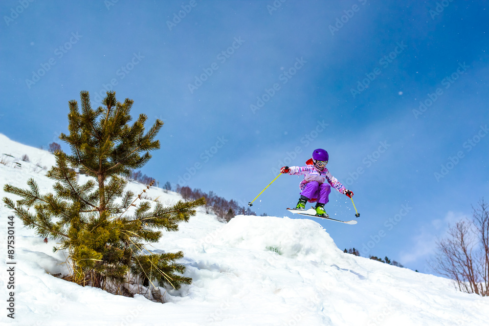 跳滑雪者的小女孩