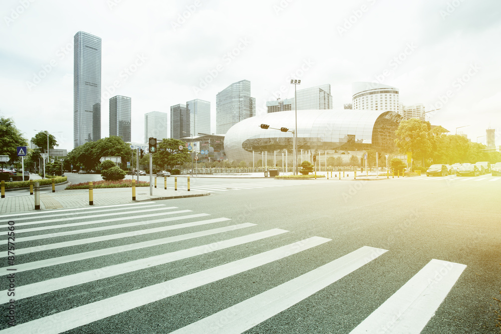 现代天际线和城市街道的模糊运动