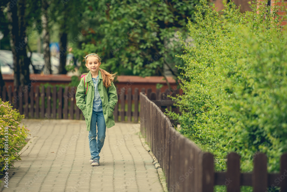  little girl go to school