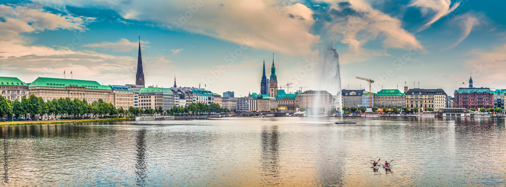 日落时德国汉堡的Binnenalster（内阿尔斯特湖）全景