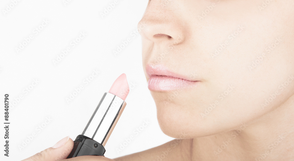 Donna si applica rossetto