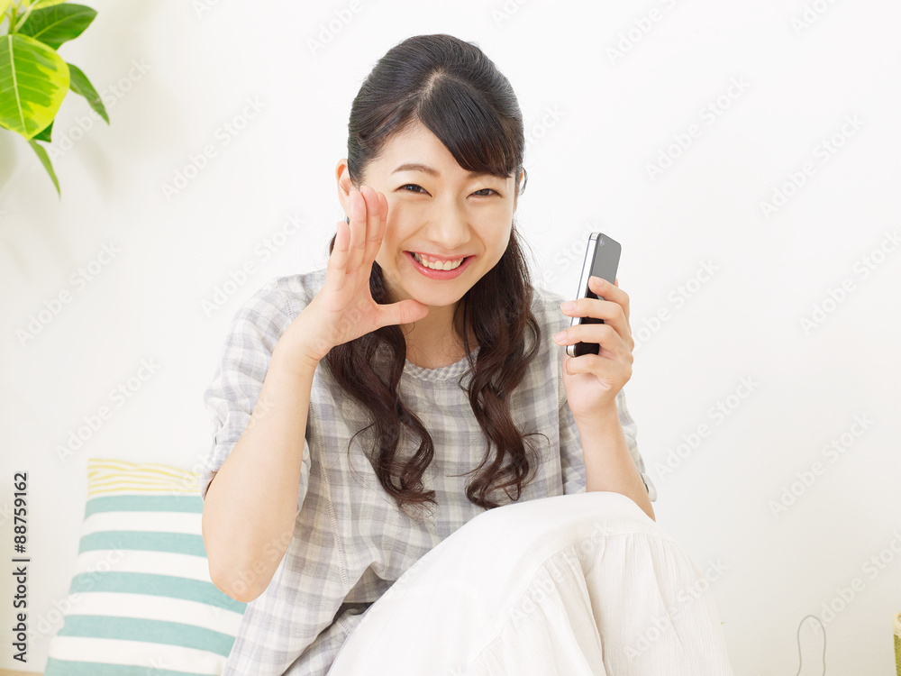 スマホを持って話しかける女性