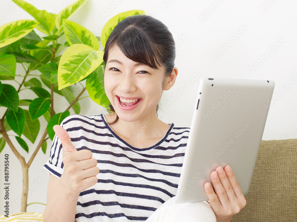 タブレットを使う女性　グッドサイン