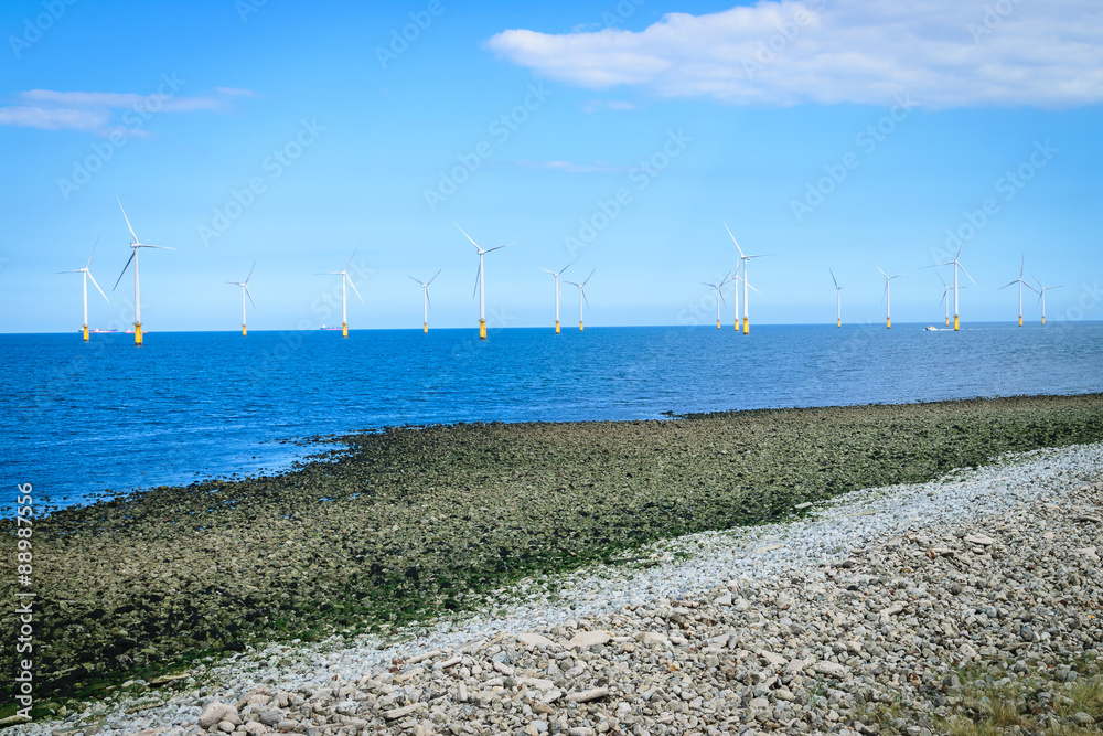 英国近海正在建设的风电场中的海上风力涡轮机