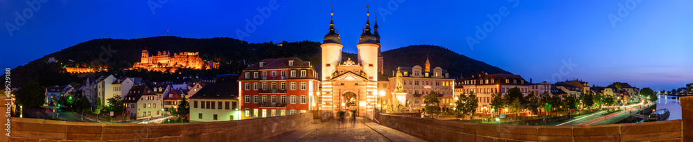 Alte Brücke mit Brückentor in Heidelberg