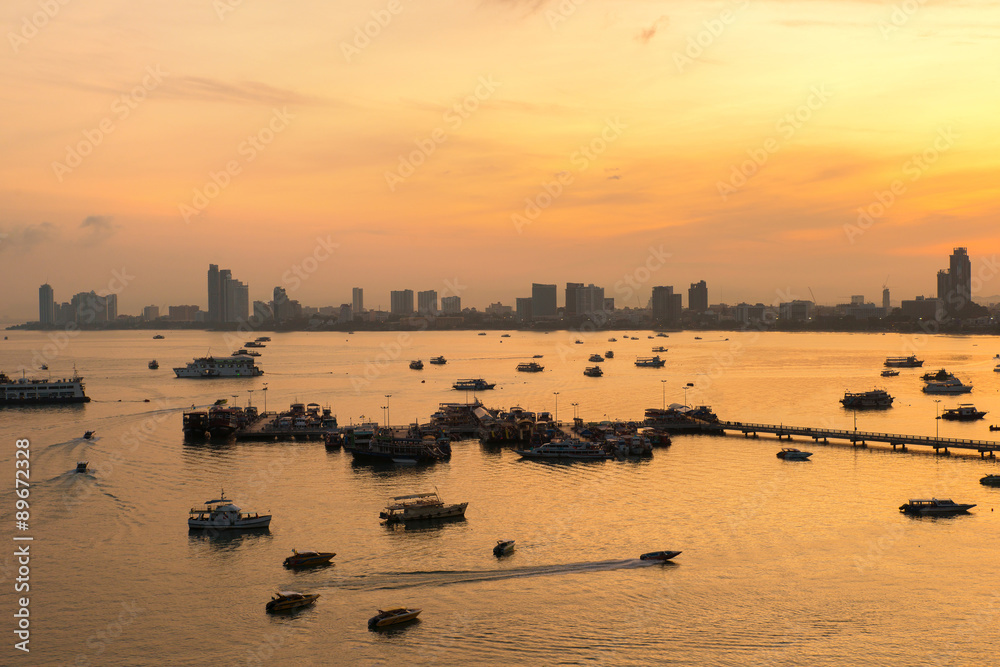 泰国芭堤雅早晨的城市和海洋