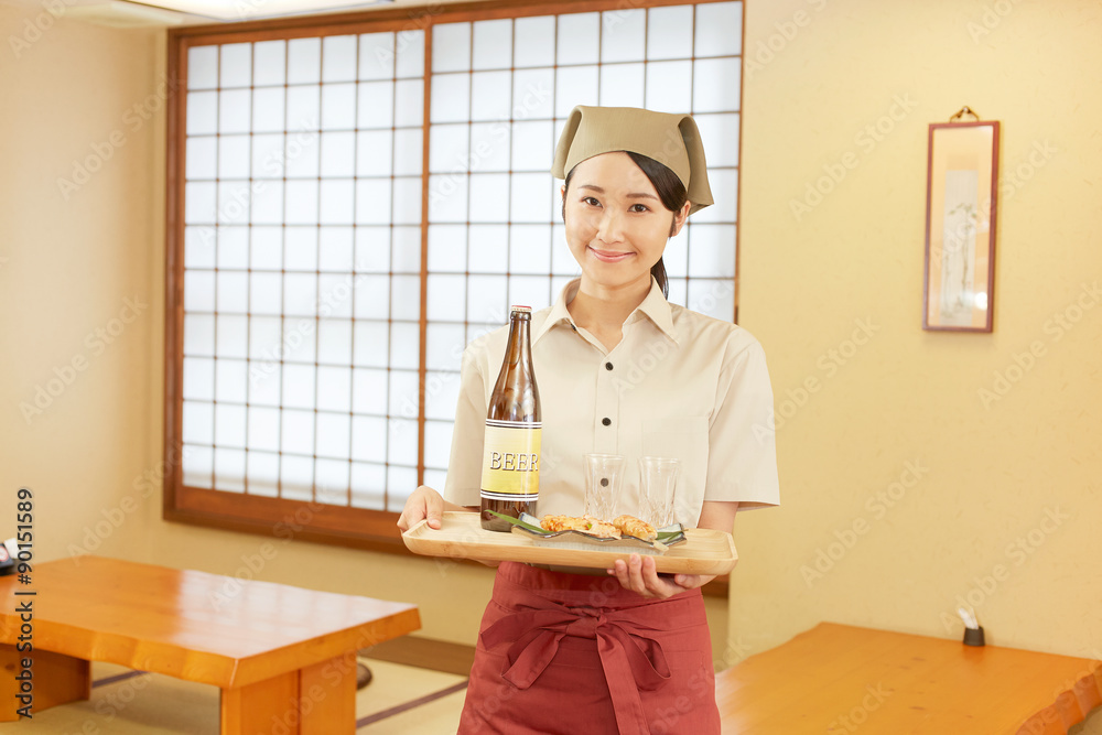 飲食店の店員　ビールを運ぶ