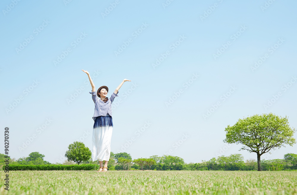 公園に立つ女性　深呼吸