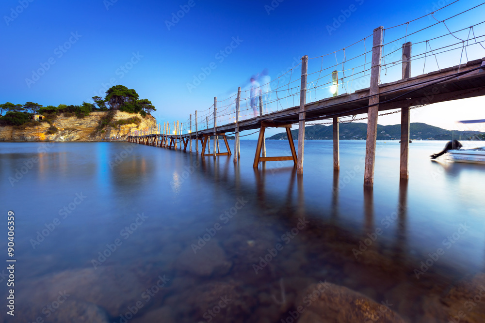 夜晚通往岛屿的吊桥，希腊的Zakhynthos