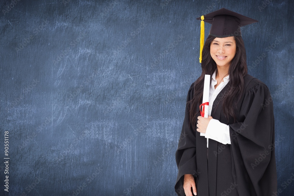 微笑的女人拿着学位