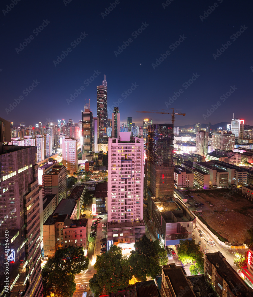 现代城市夜晚的摩天大楼全景