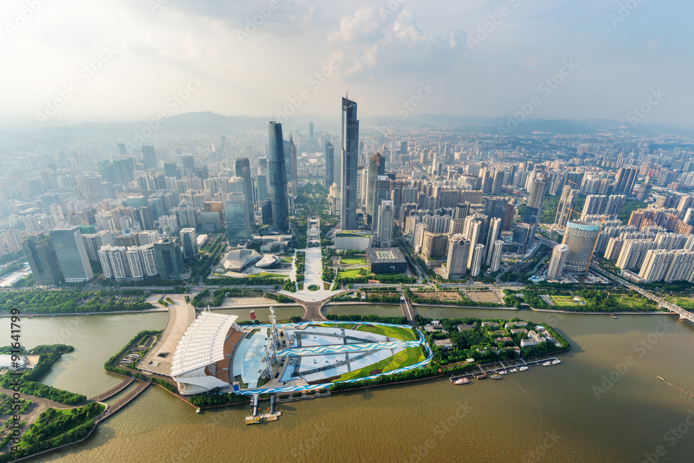 摩天大楼和河流的全景