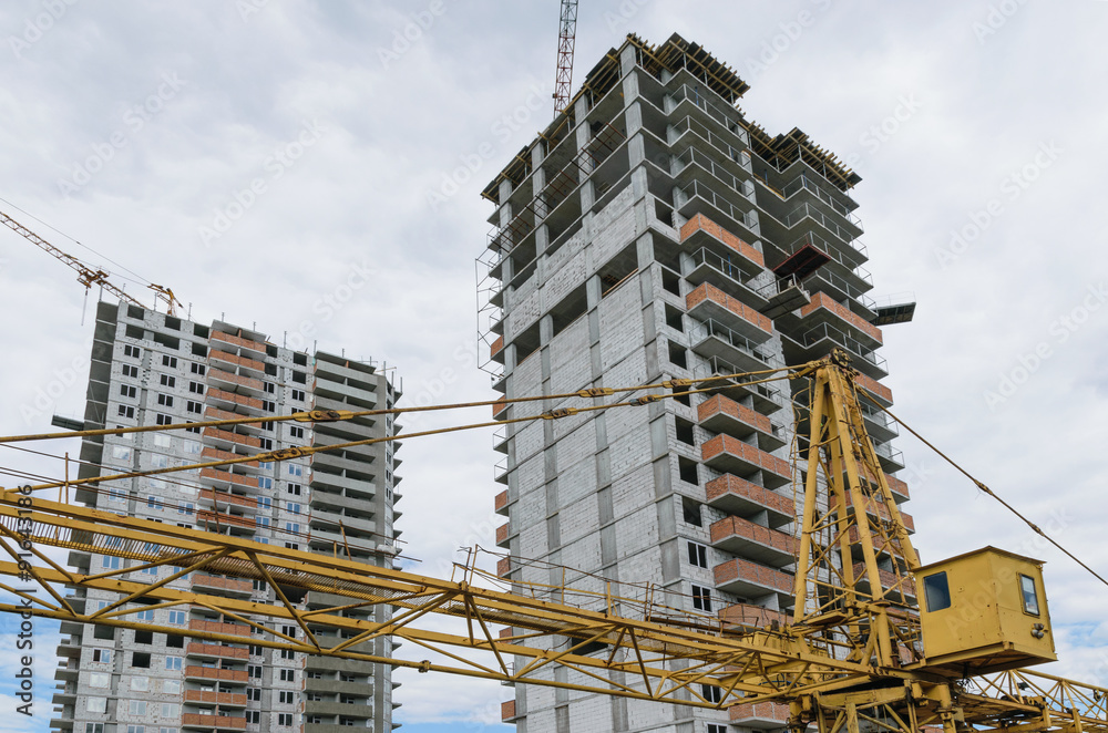 在建起重机和建筑物