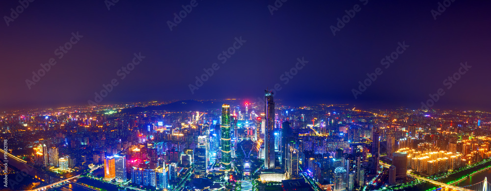 夜晚的摩天大楼全景