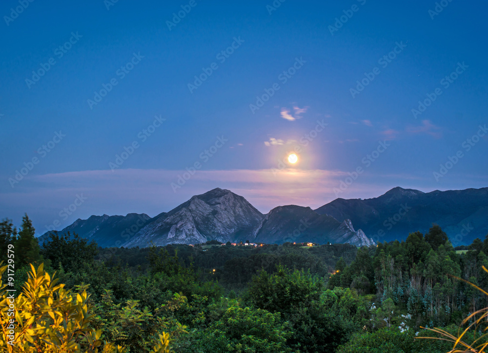 Nachtszenerie - Vollmond über den Picos de Europa/ Spanien 