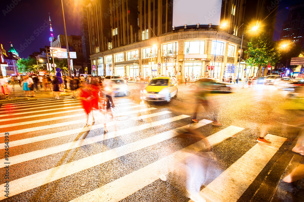 有斑马线和体育馆的拥挤道路