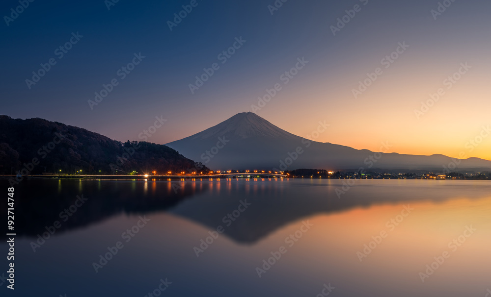 日落时富士山和川口湖的倒影