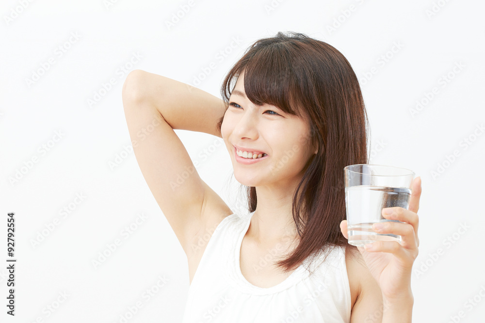 水を飲む女性