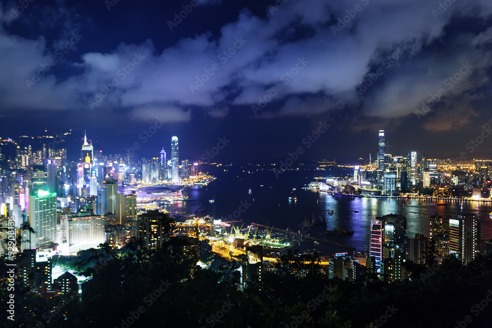 摩天大楼和河流的全景