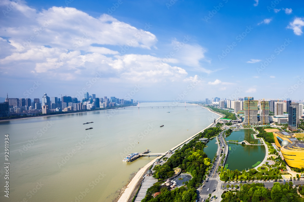 摩天大楼和河流的全景