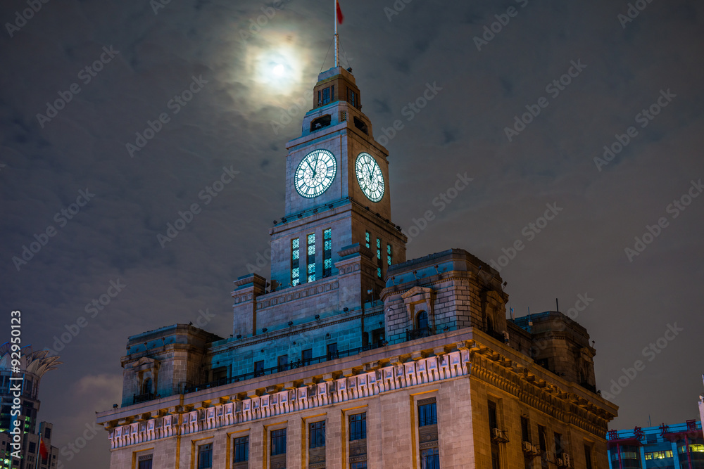 夜晚的上海外滩，街道上有灯光车行道的优秀历史建筑。