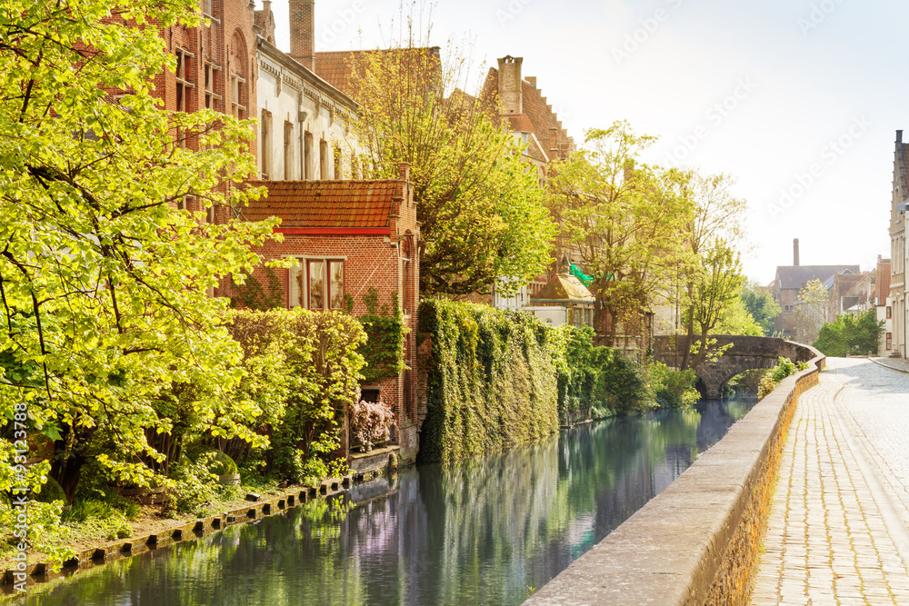 Speelmansrei und Augustijnenrei canal in Bruges