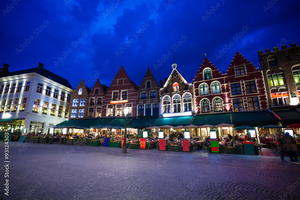 布鲁日的Grote Markt广场，晚上有市场