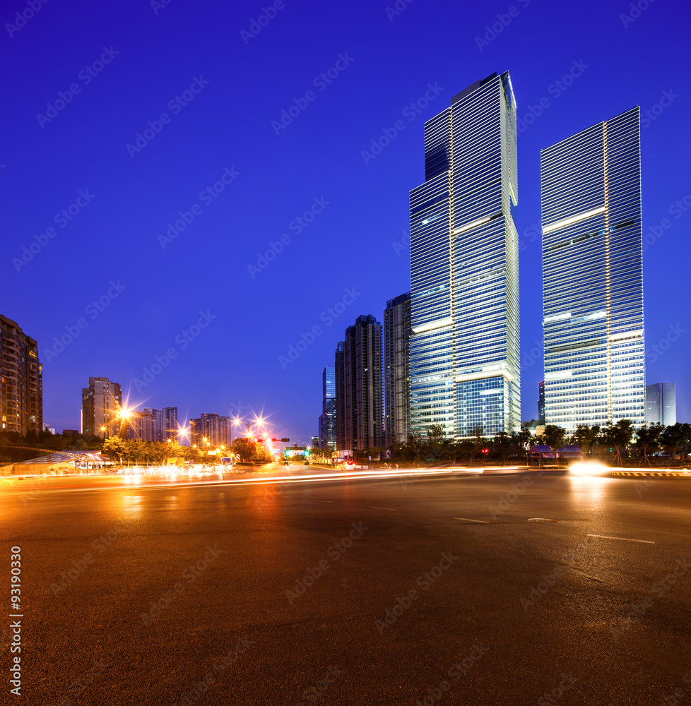 夜晚摩天大楼附近的柏油路