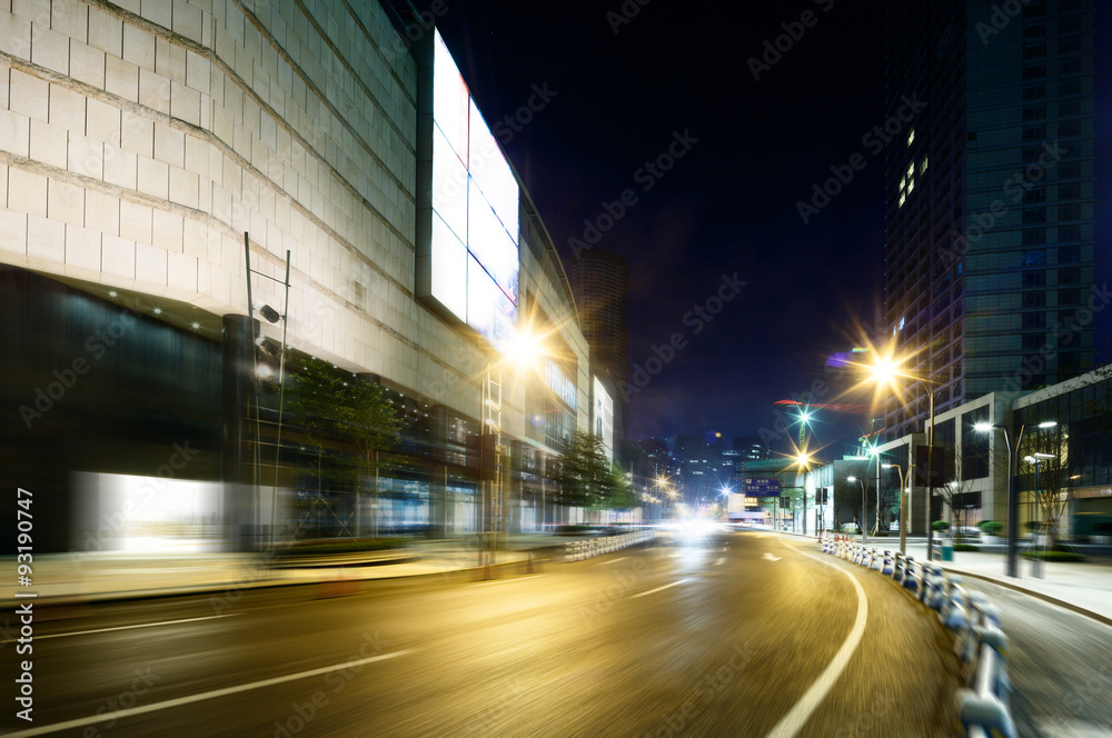 夜晚摩天大楼附近的柏油路