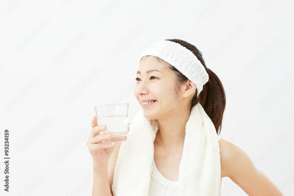 湯上がり　水を飲む女性