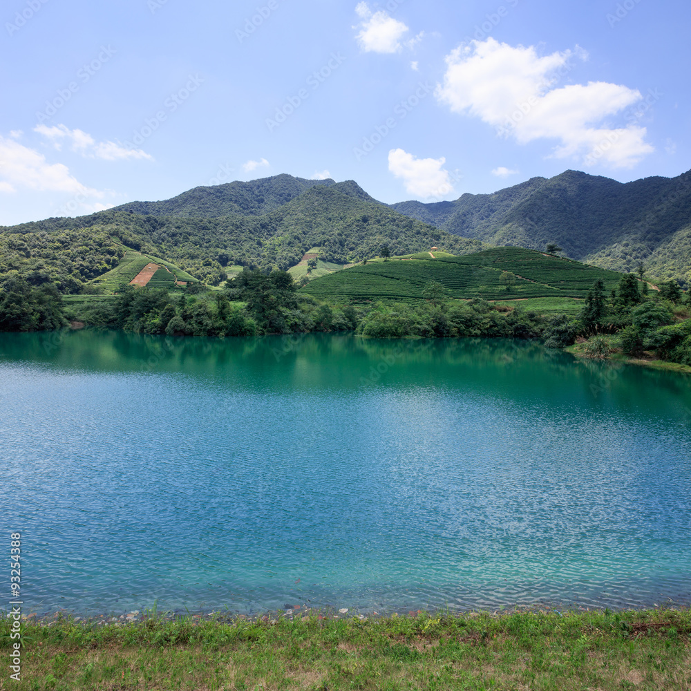 群山环抱的清澈湖泊