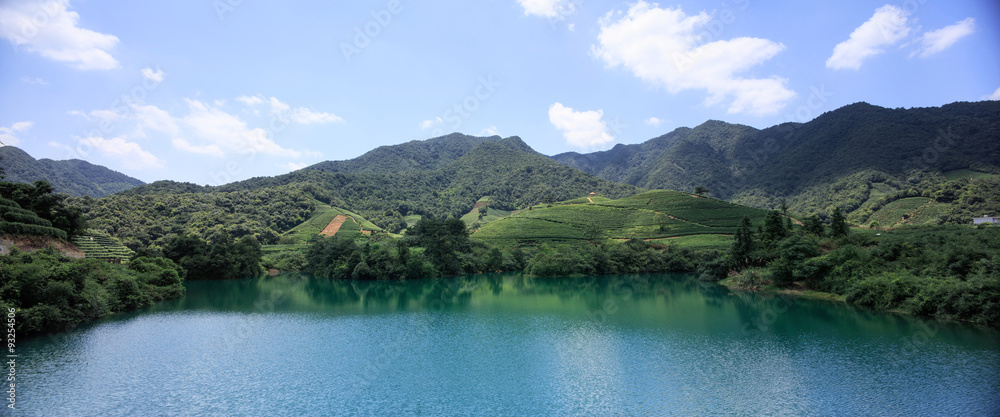 群山环抱的清澈湖泊