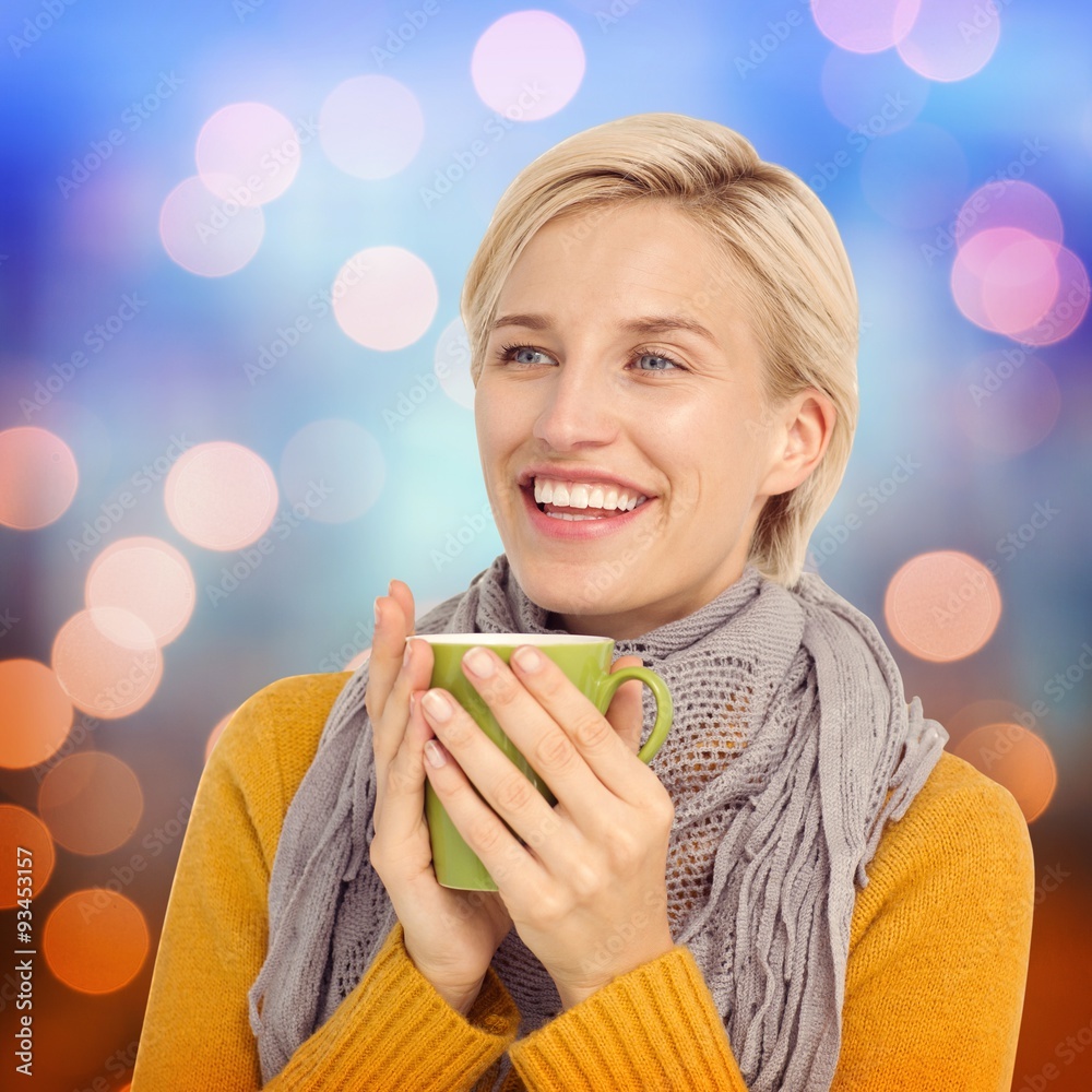 一位女士用杯子喝水的特写合成图像