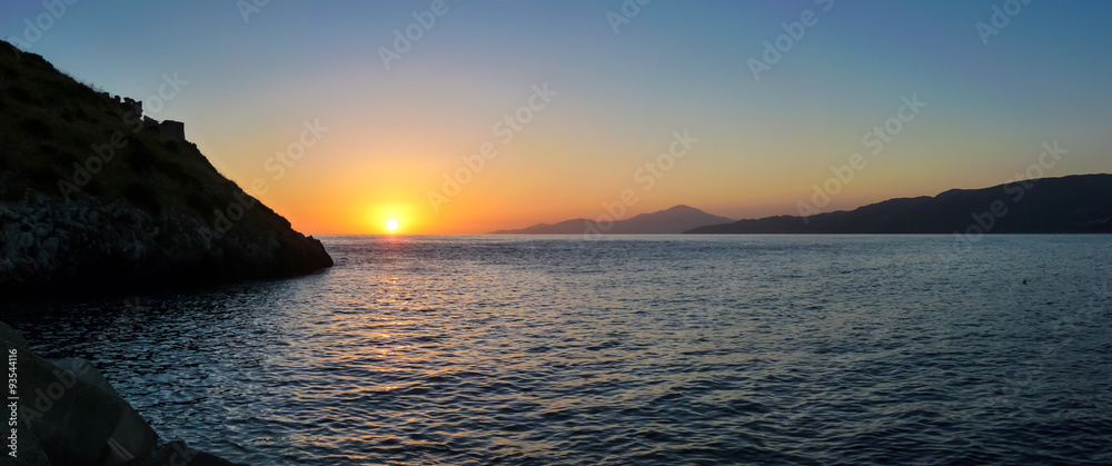 海上美丽田园诗般的日落全景