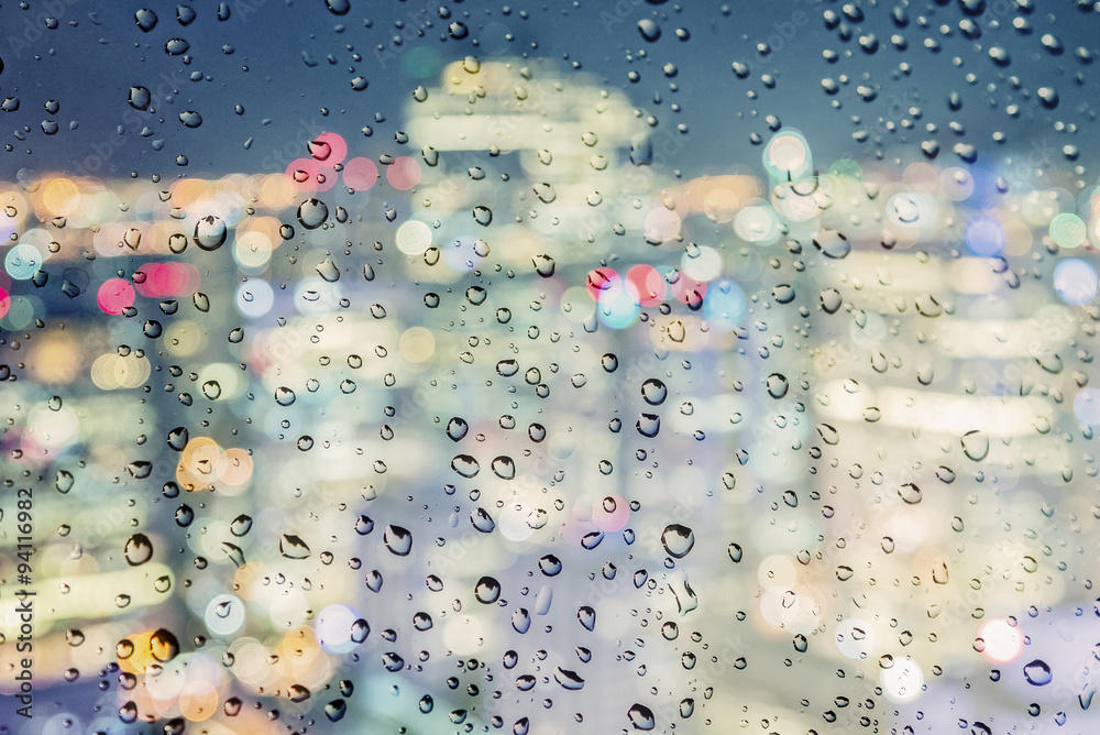 暴雨天，雨点落在窗户上的城市景观