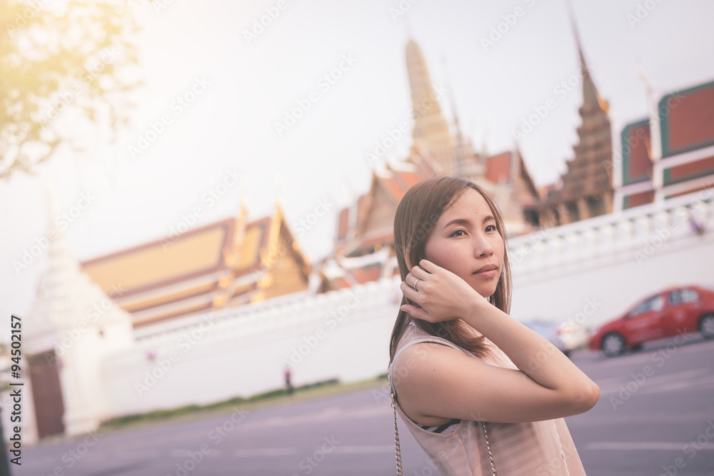 一位年轻女子站在曼谷大皇宫Wat pra kaew前，肖像和旅行概念。