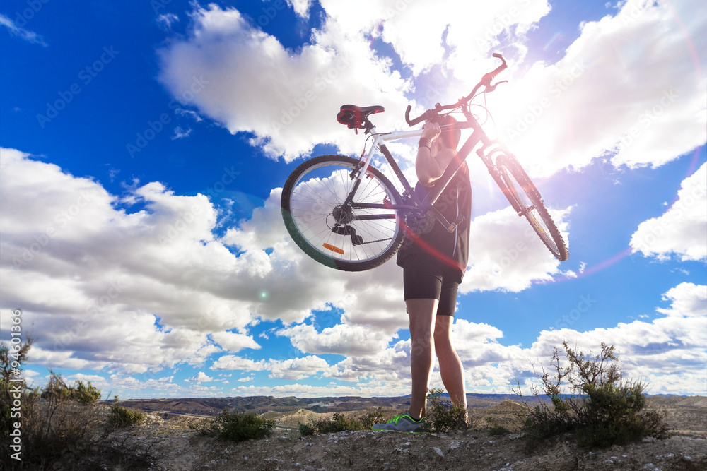 Deportes. Bicicleta de montaña y hombre. Estilo de vida deporte extremo exterior.Entretenimiento y o