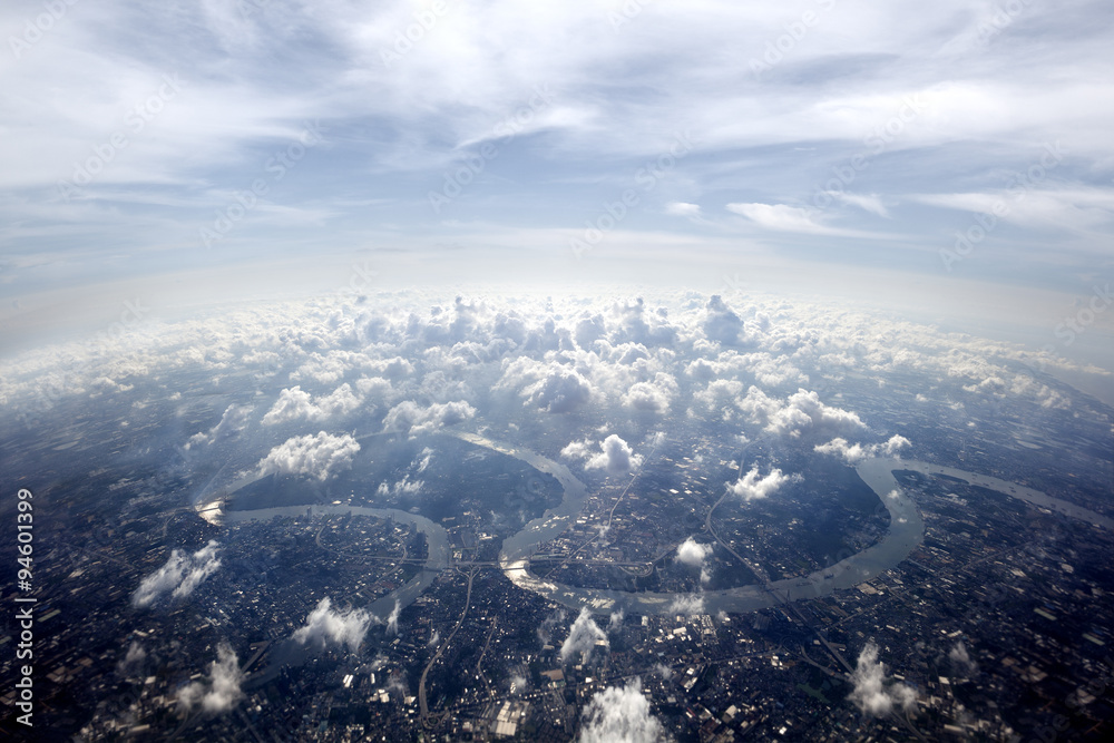 
Vista aérea de paisaje urbano de Bangkok.  Ciudad por encima de las nubes