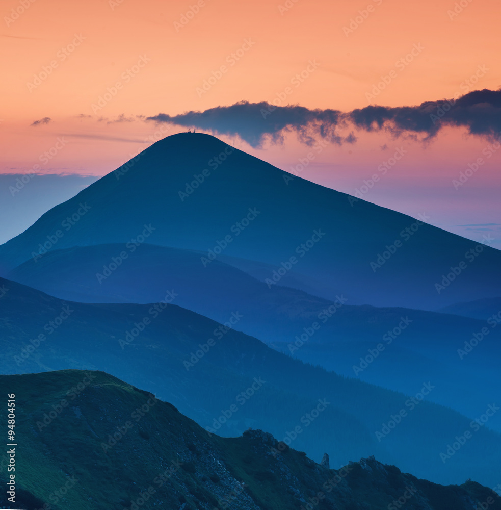 日落时山谷中的山丘线条。自然的夏季山脉景观