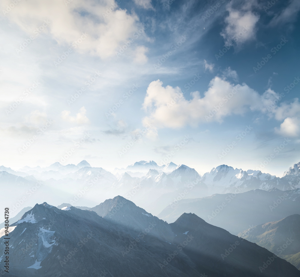 清晨的高山。美丽的自然景观